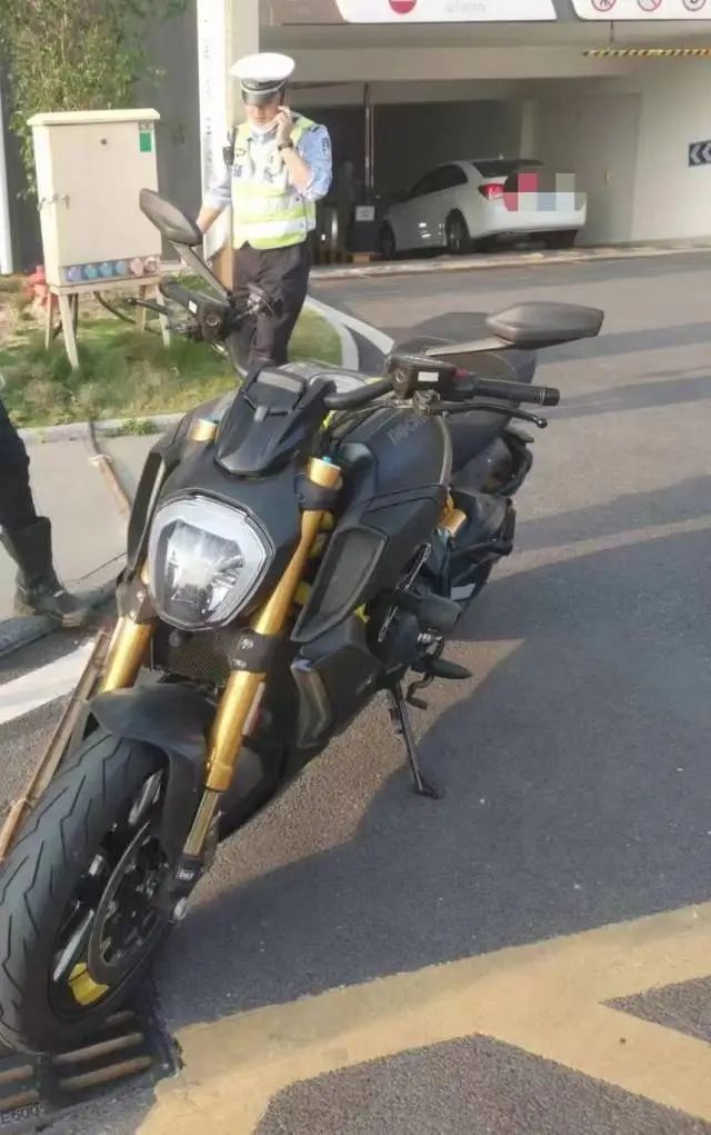 DƬ